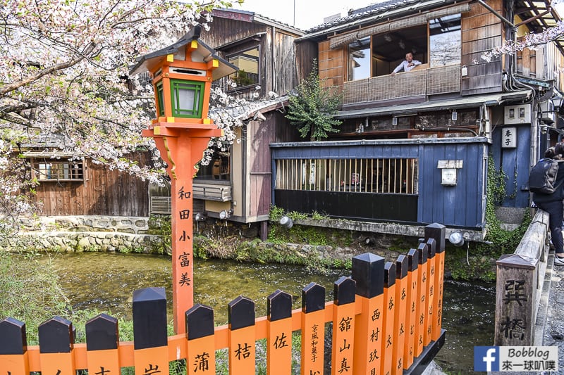 京都祇園白川散步 祇園白川櫻花 祇園巽橋櫻花 來一球叭噗